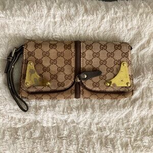 Imitation GUCCI clutch flip top zipper close. Clean no smells etc